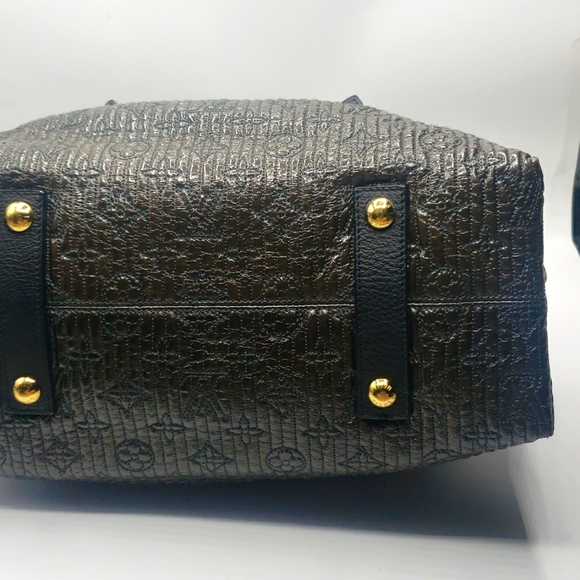 LOUIS VUITTON BAG ONE SIZE COLOR BLACK WITH GOLD HARDWARE 100% AUTHENTIC - Picture 4 of 17